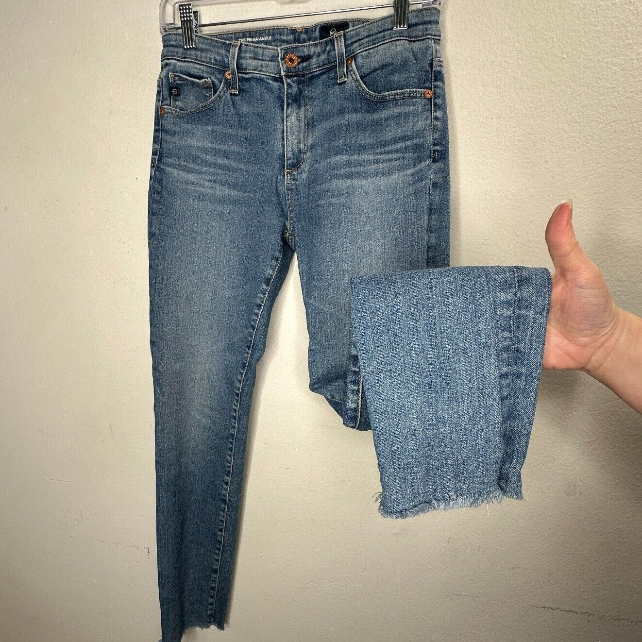 AG The Prima Ankle Raw Hem Cigarette Ankle Med Wash Blue Skinny Jean 27 Zip Fly