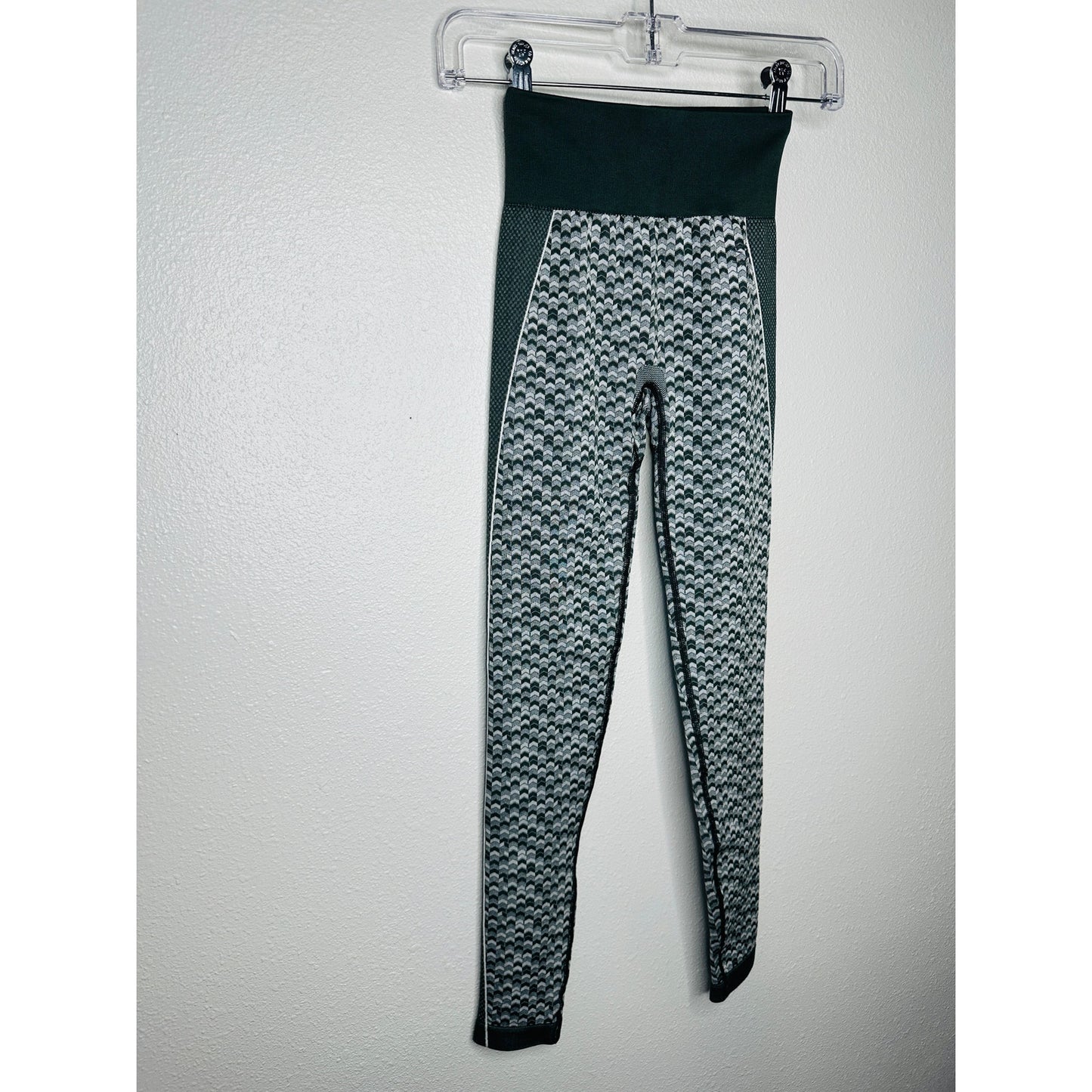 Gymshark Olive Green Booty Enhancing Leggings XS – High Waist Arrow Print