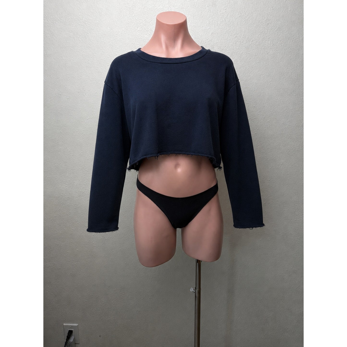Lovers + Friends Laguna Black Round Neck Long Sleeve Raw Hem Crop Sweater S
