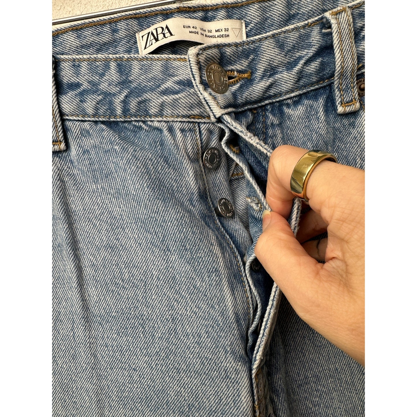 Zara Light Medium Wash Jeans US 32 Button Fly Straight Leg