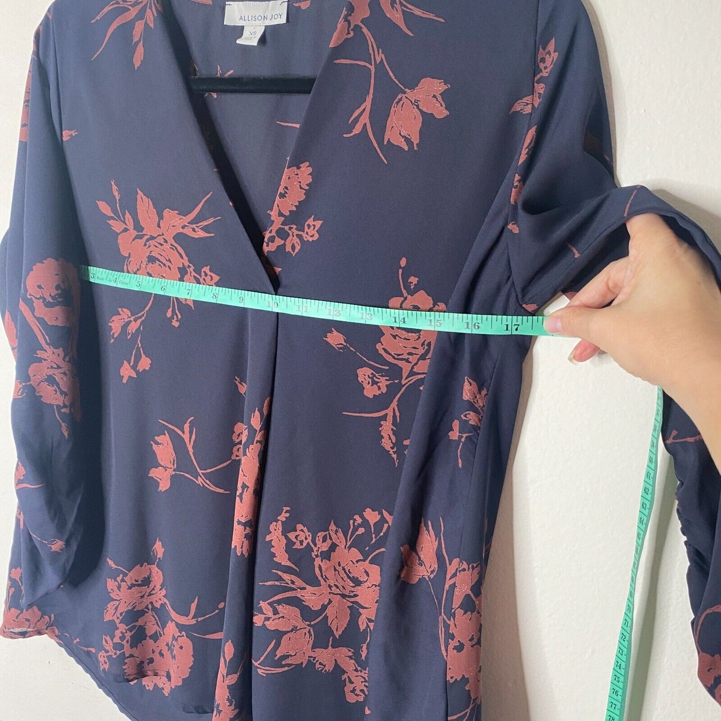 Evereve Allison Joy Alexa Crossover Top Navy & Brown Floral 3/4 Sleeve VNeck XS