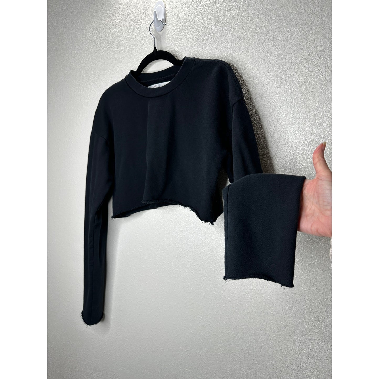 Lovers + Friends Laguna Black Round Neck Long Sleeve Raw Hem Crop Sweater S