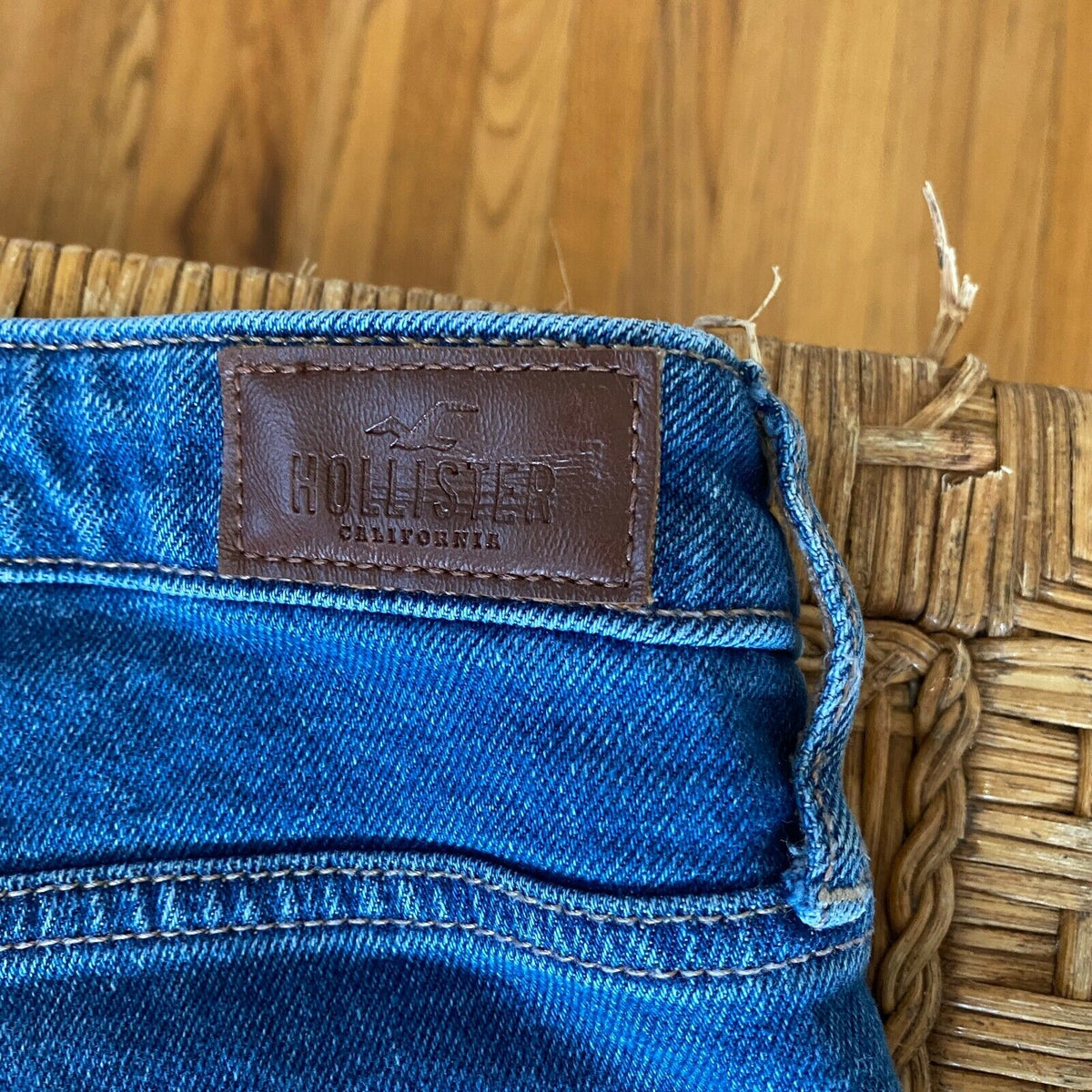 Hollister High Rise Mom Jeans Distressed Knees Frayed Hem Crop Denim Jean 26