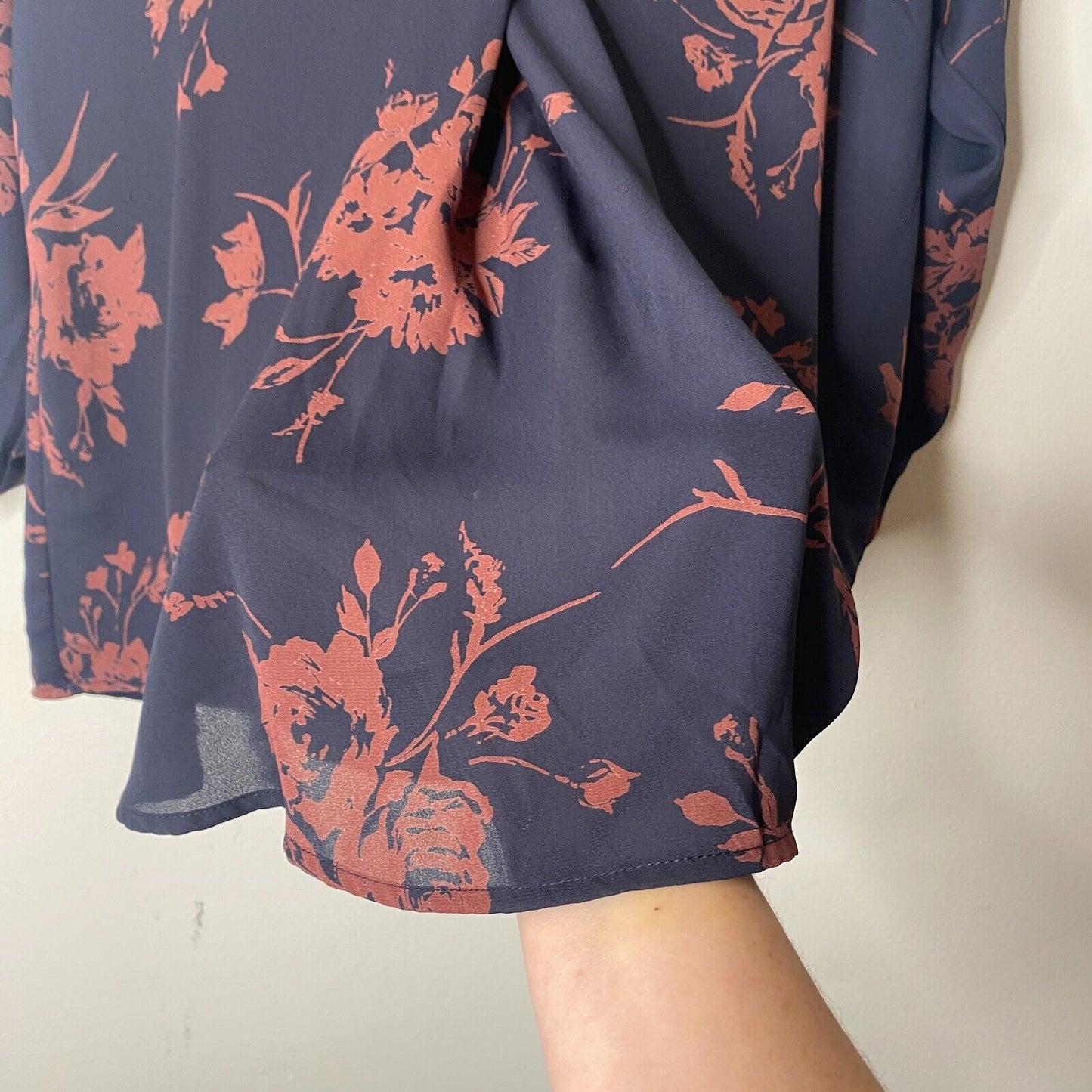 Evereve Allison Joy Alexa Crossover Top Navy & Brown Floral 3/4 Sleeve VNeck XS
