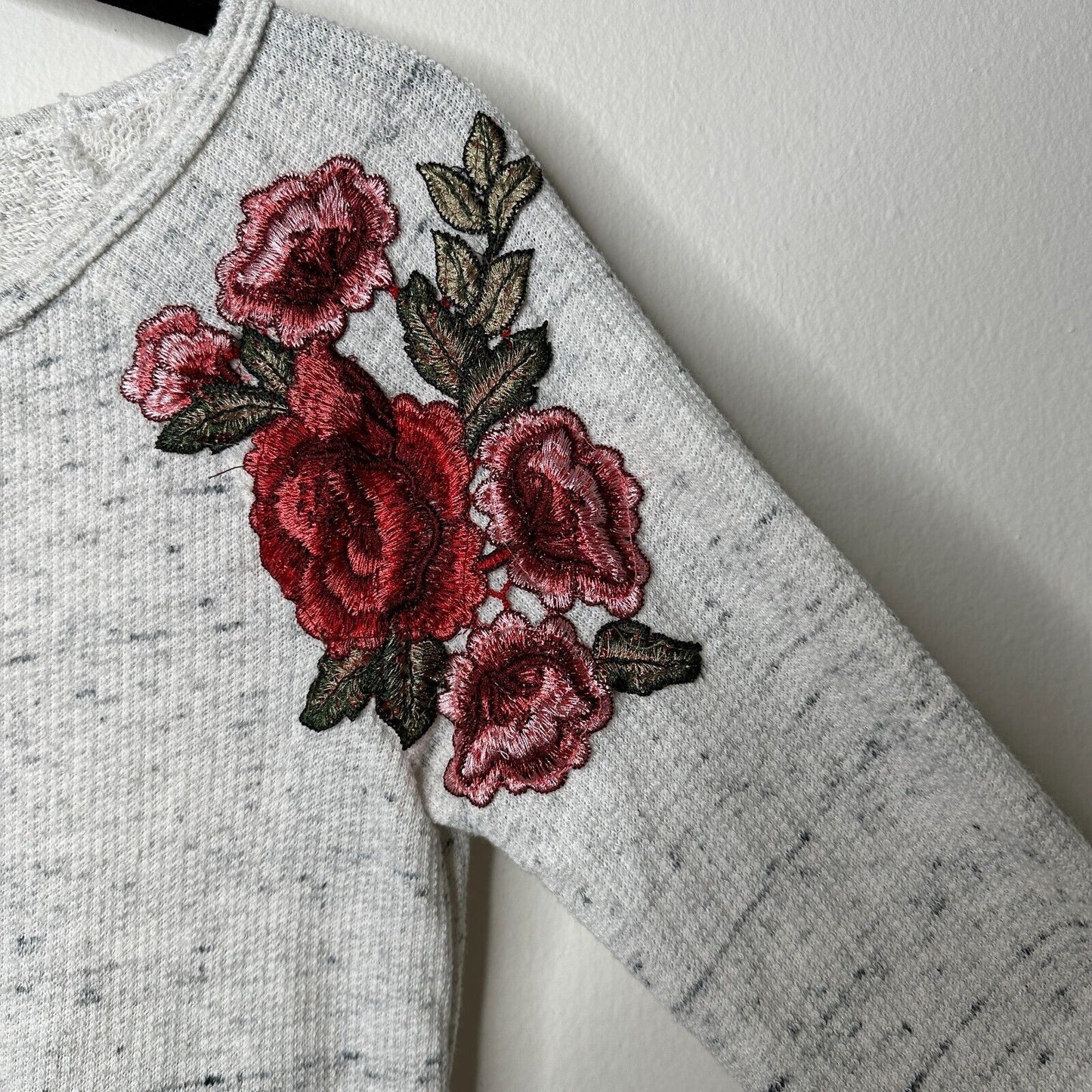 Peyton Jensen White-Gray Heathered Embroidered Rose Shoulder Sweater XS