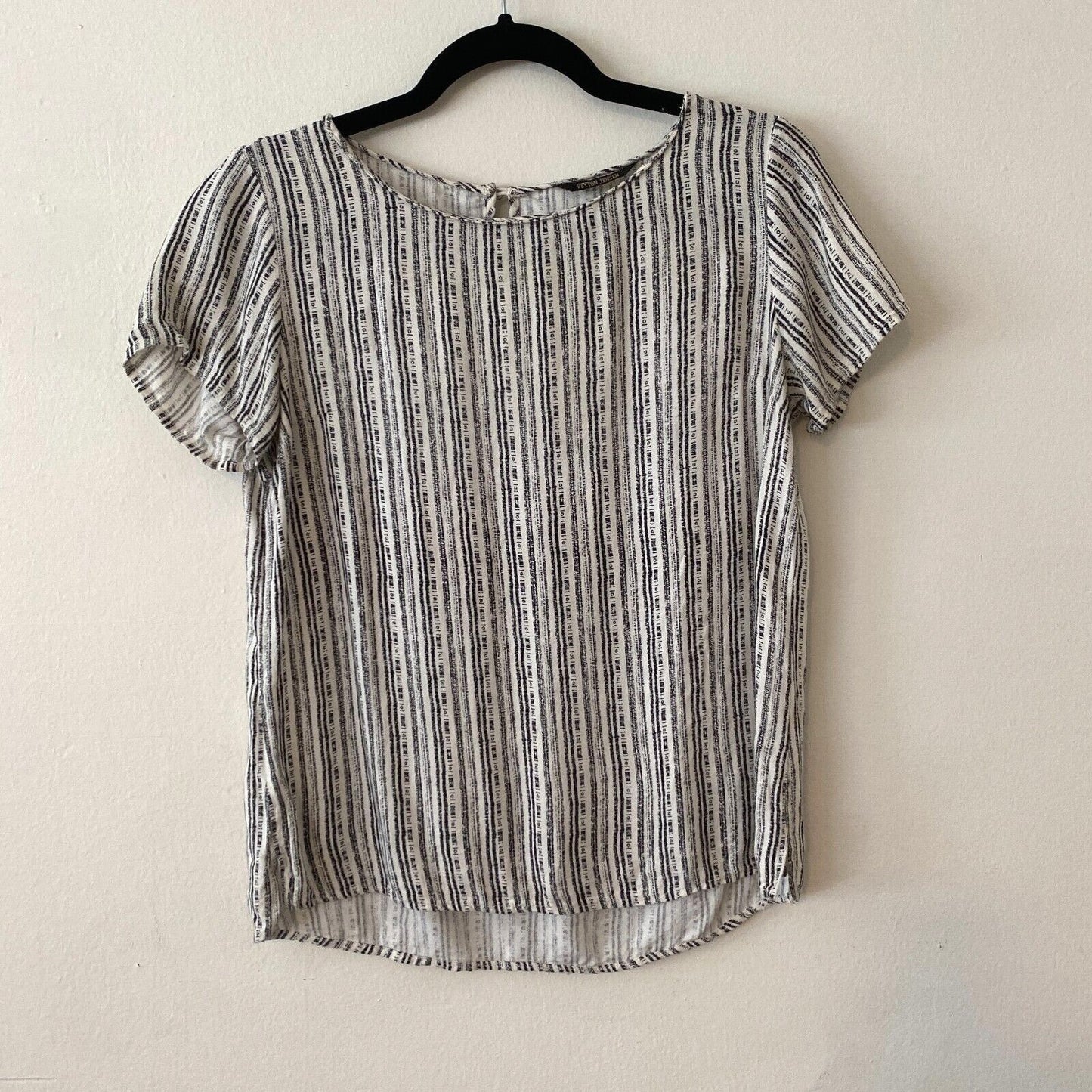 Peyton Jensen Cream & Black Vertical Stripe Round Neck Key Hole Back Blouse XS