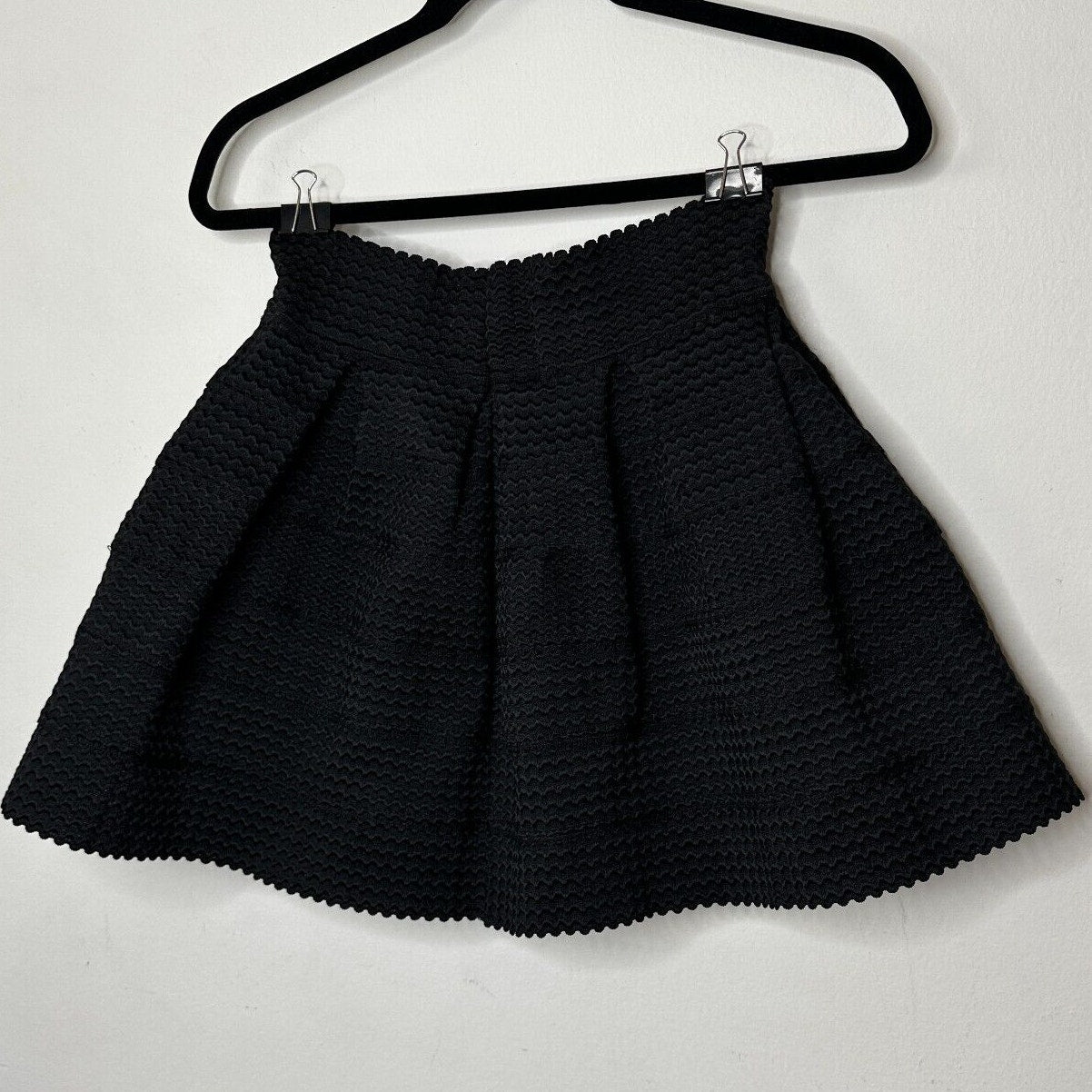 NWT L'Atiste by Amy Black Textured Mini Skirt Pleated Paneled Structured Medium
