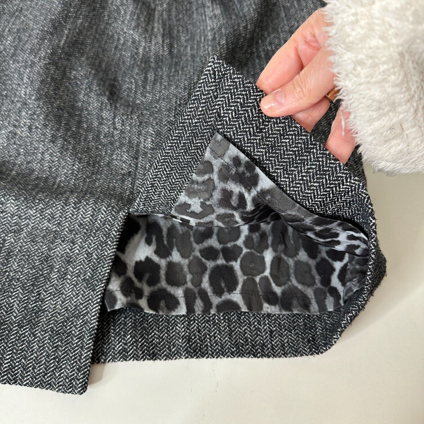 Express Black & White Houndstooth Back Zip and Slit Lined Pencil Skirt 00