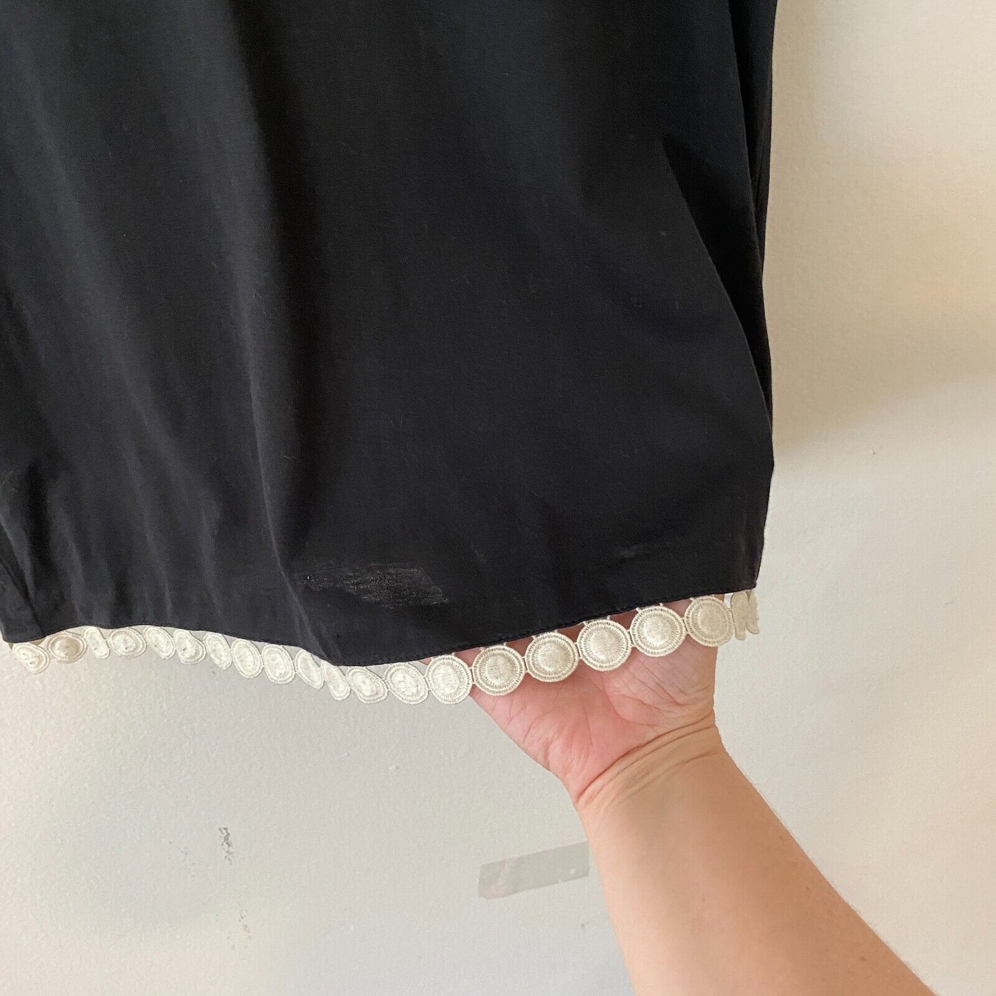 J Crew Comfy Black and Cream Embroidery Stitch Circles Sleeve Hem Design Top XXS