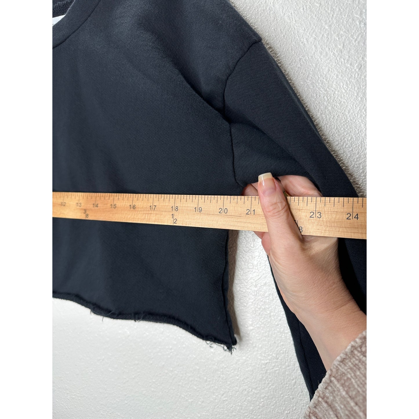 Lovers + Friends Laguna Black Round Neck Long Sleeve Raw Hem Crop Sweater S
