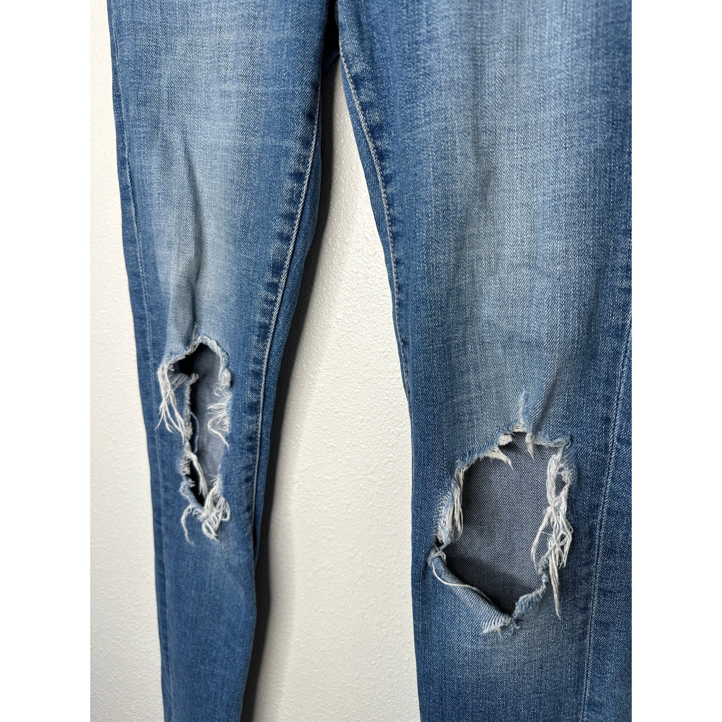 Levi’s 721 High Rise Skinny Jeans Size 25 Distressed Knees