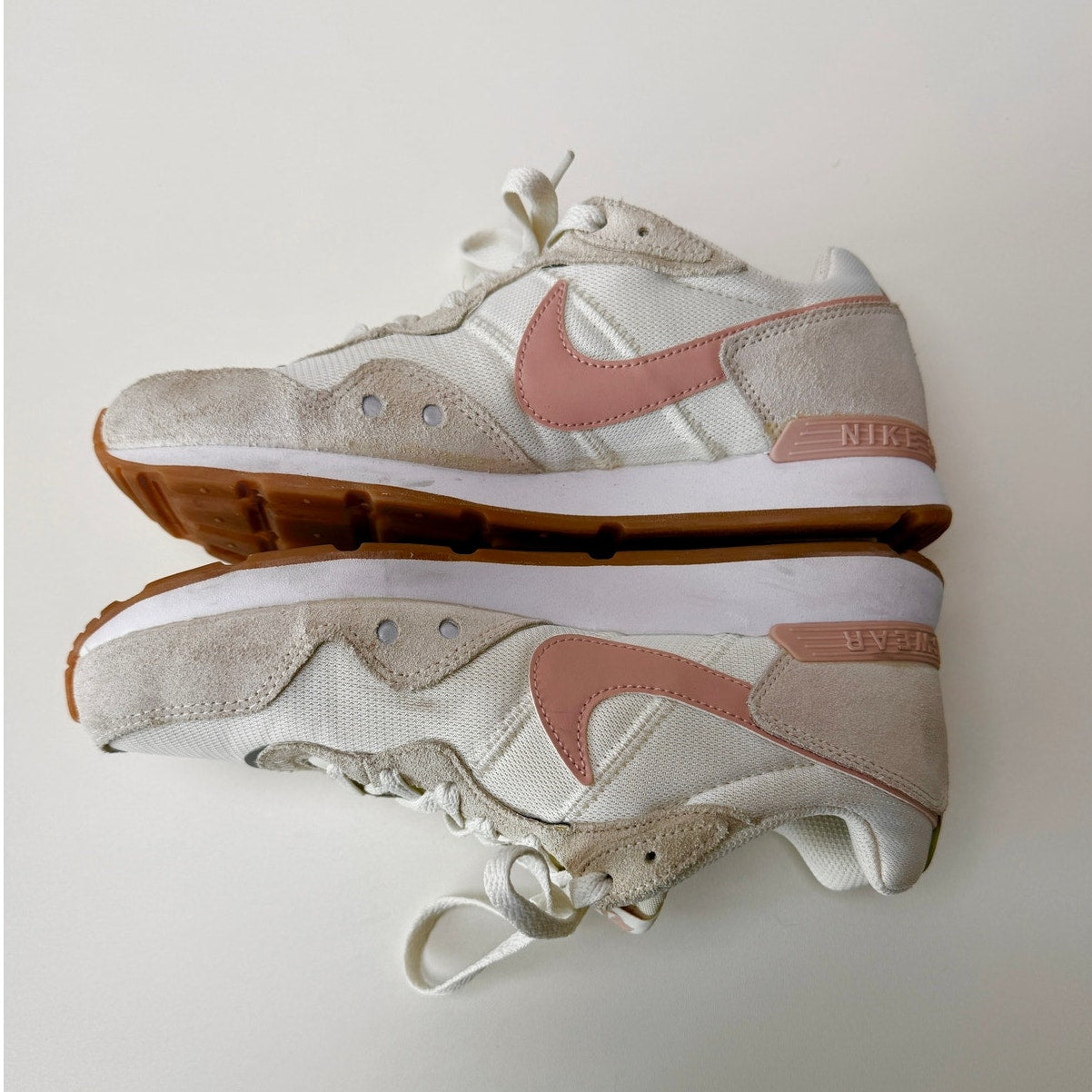 Nike Venture Runner Ivory Pink Tan Gum Sole Sneakers Women's Size 8