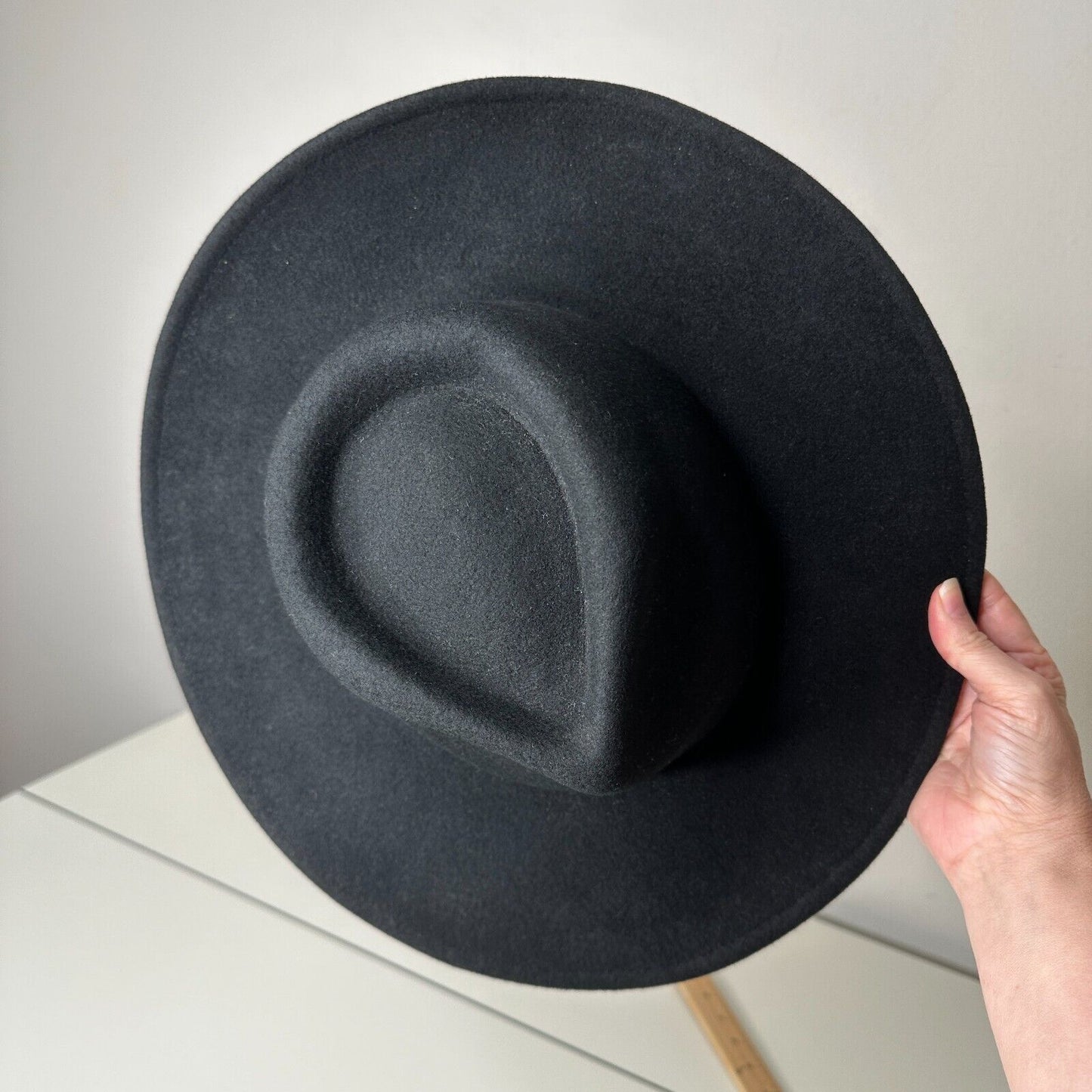NWOT Sturdy Black Teardrop Round Wide Brim Wool Fedora Unisex