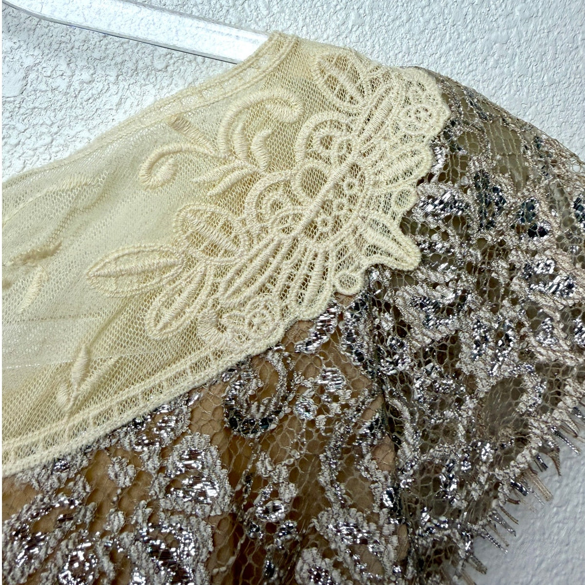 HD in Paris Metallic Silver Floral Lace Cap Sleeve Blouse Women's US 2