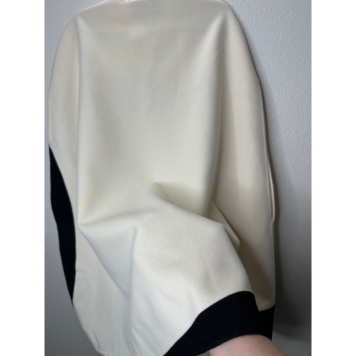 NWT Valentino Cream & Black Wool Cashmere Blend Cape 44 / 8