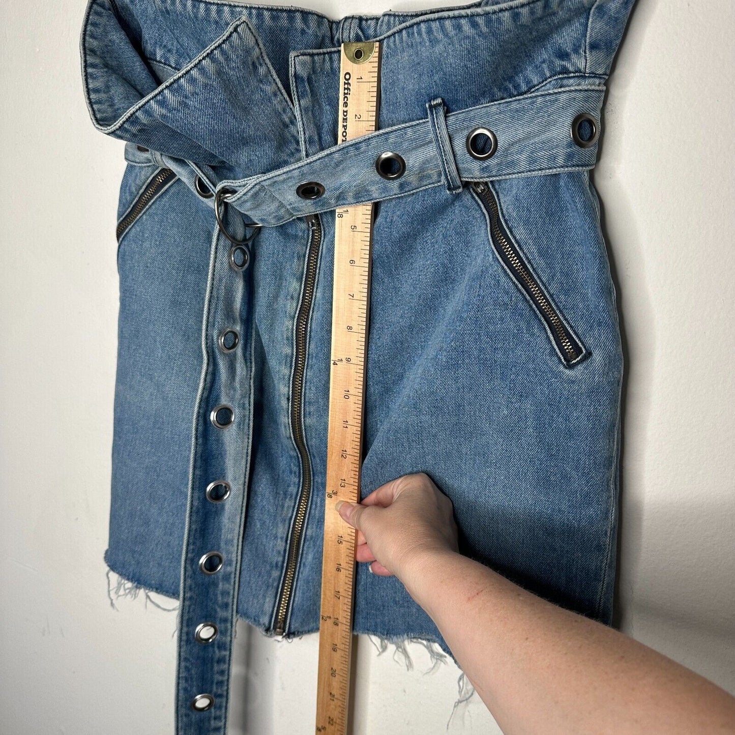 GRLFRND Ava Medium Blue Wash Zip Denim Skirt Grommet Belt Frayed Hem Paperbag 32