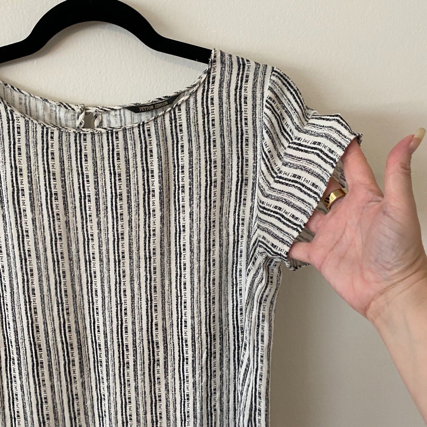 Peyton Jensen Cream & Black Vertical Stripe Round Neck Key Hole Back Blouse XS