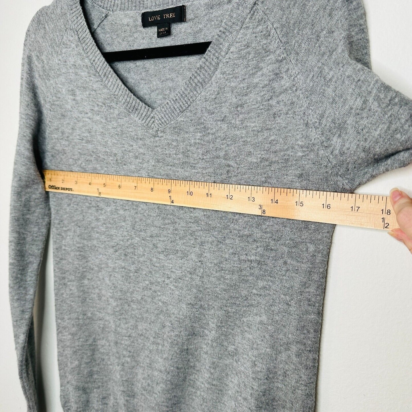 Love Tree Gray V-Neck Long Sleeve Pullover Sweater Banded Hem Thin Jumper Small