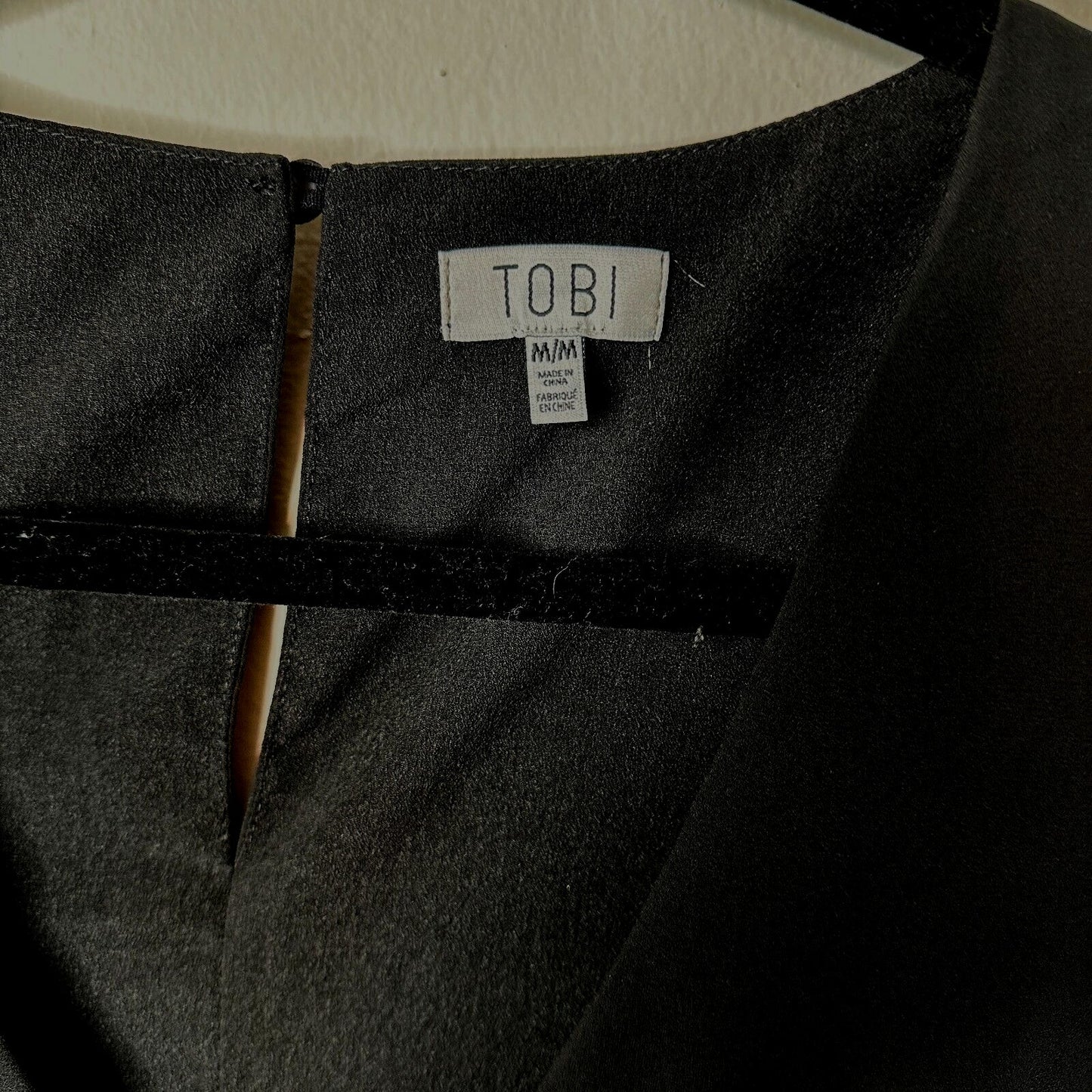 Tobi Black Cold Shoulder Long Sleeve Flowy V-Neck Keyhole Back Blouse M