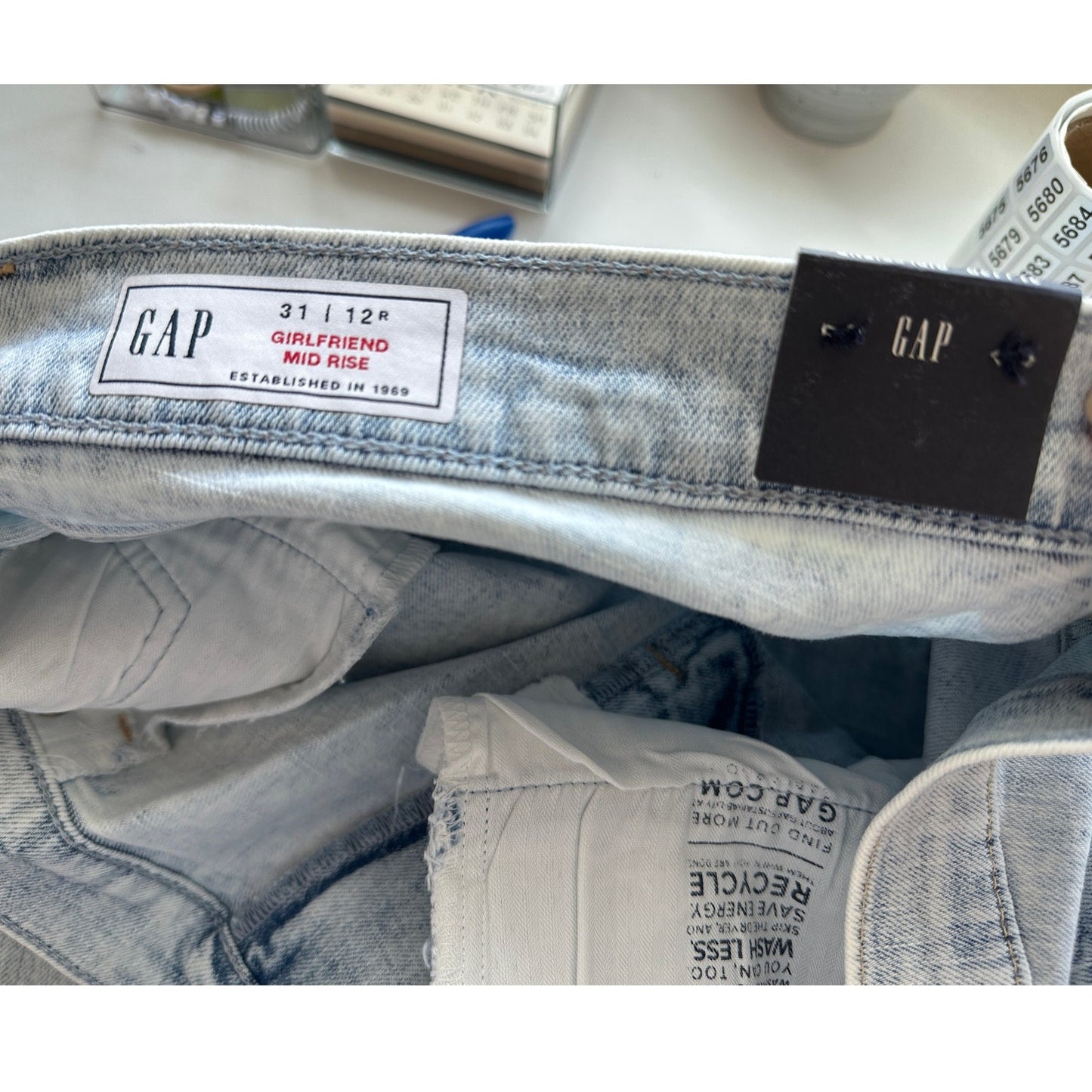 NWT GAP Girlfriend Mid Rise Jeans Gray Acid Wash 31 Raw Hem