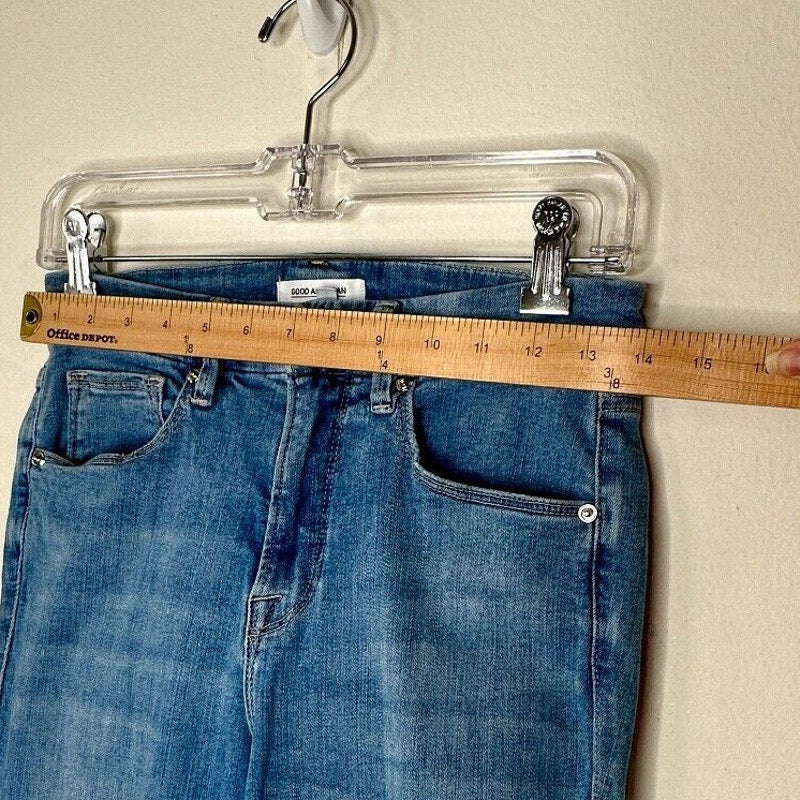 Good American Blue Good Legs Cropped Mid-Rise Body Hug Booty Shaping Raw Hem 28