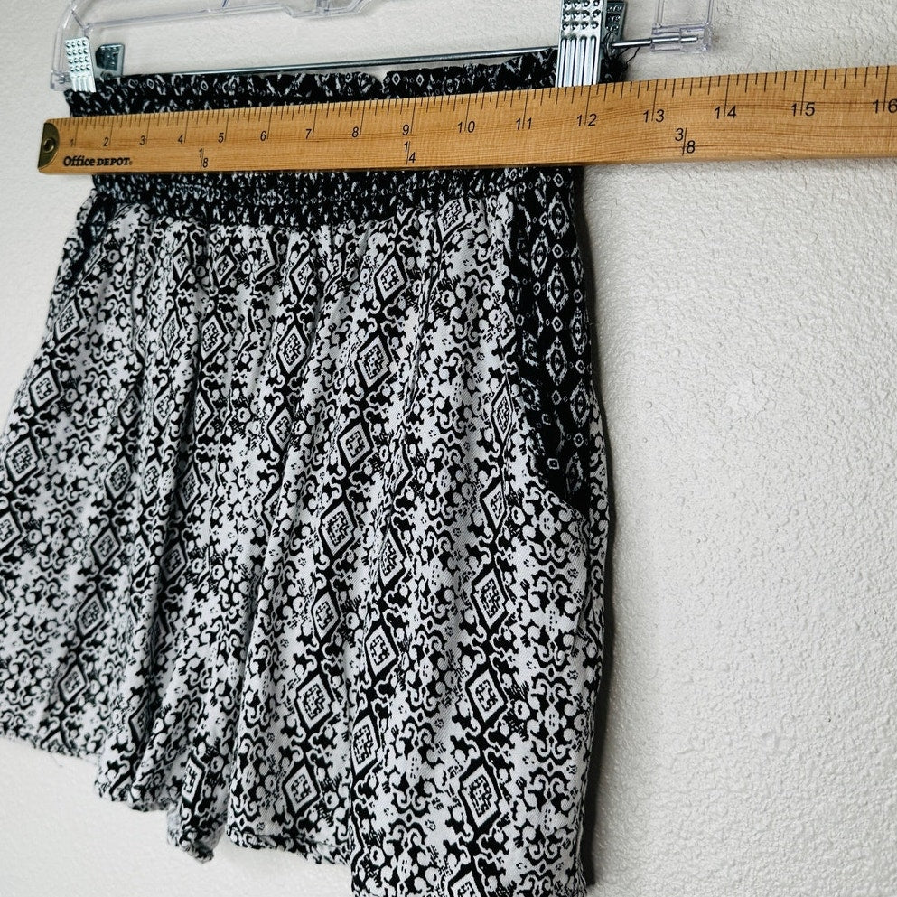 Aqua Black & White Diamond Print Elastic Waist Pocketed Short Shorts M