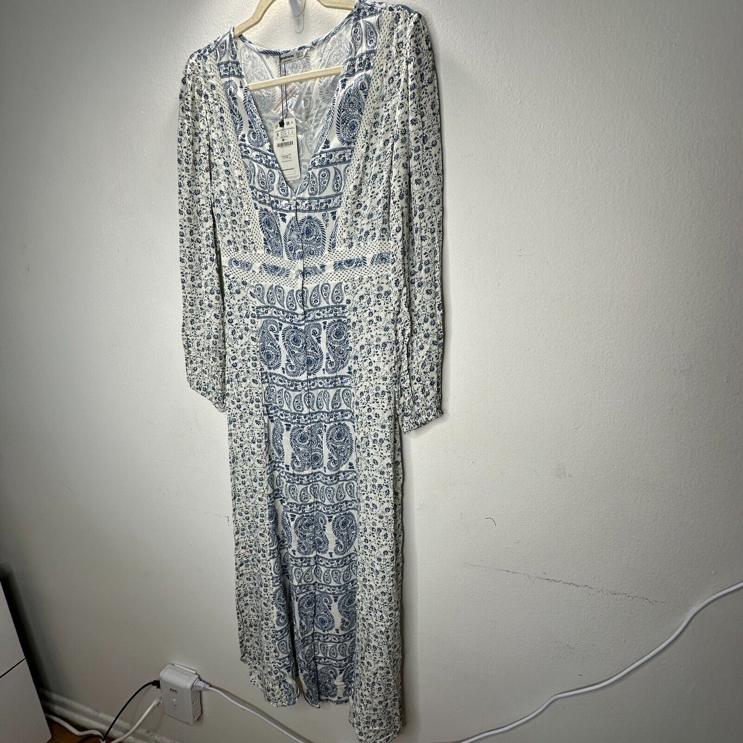 Stradivarius Off White & Blue Floral Paisley Print Long Sleeve V-Neck Maxi Dress