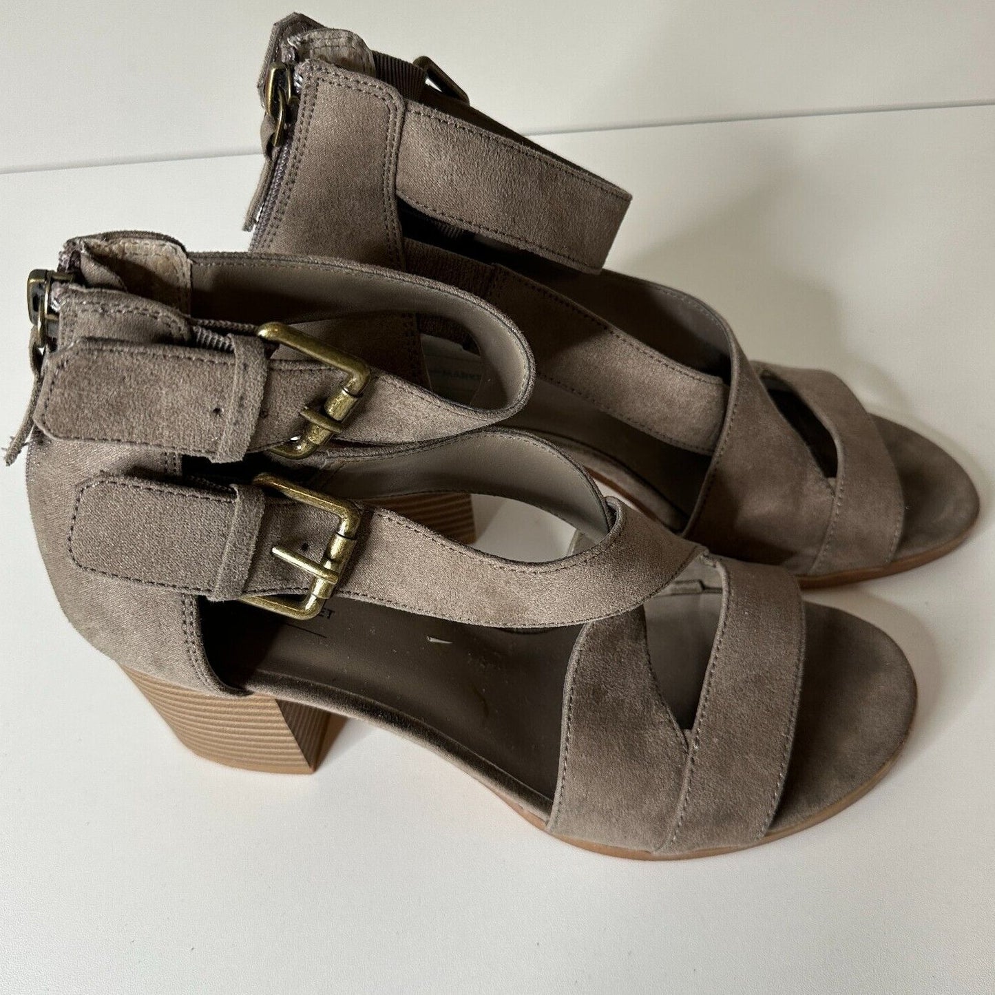 Melrose & Market Gray Taupe Suede Brass Ankle Buckle Sandal Block Heel Shoes 7.5