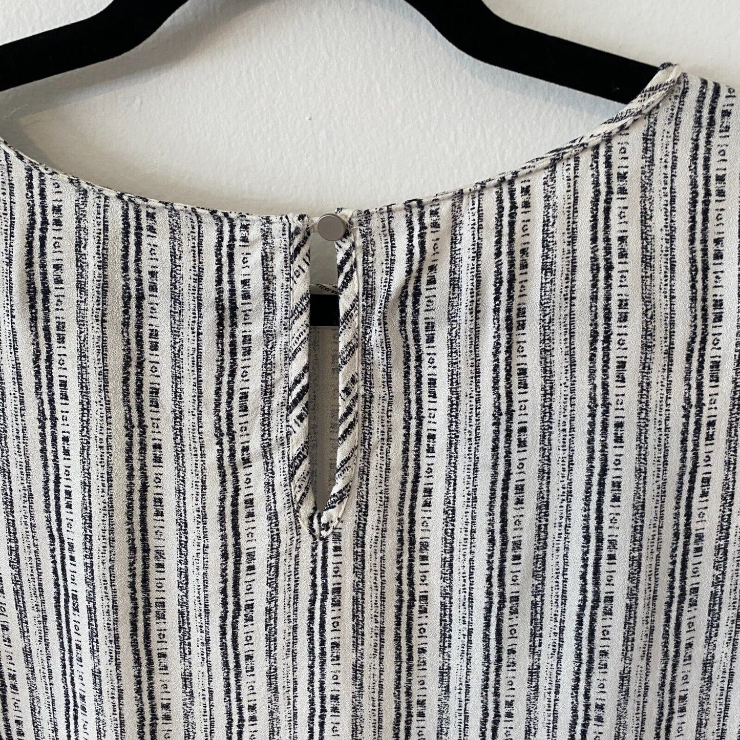 Peyton Jensen Cream & Black Vertical Stripe Round Neck Key Hole Back Blouse XS