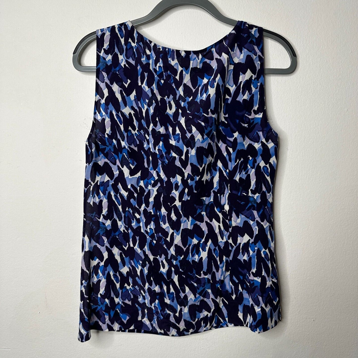 Halogen Flowy 100% Silk Blue White Abstract Sleeveless Scoop Neck Blouse Medium