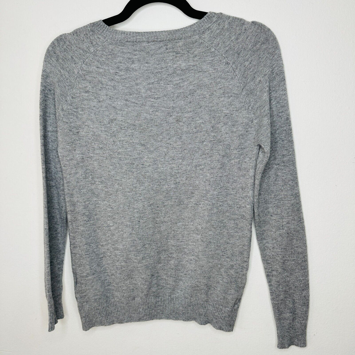Love Tree Gray V-Neck Long Sleeve Pullover Sweater Banded Hem Thin Jumper Small