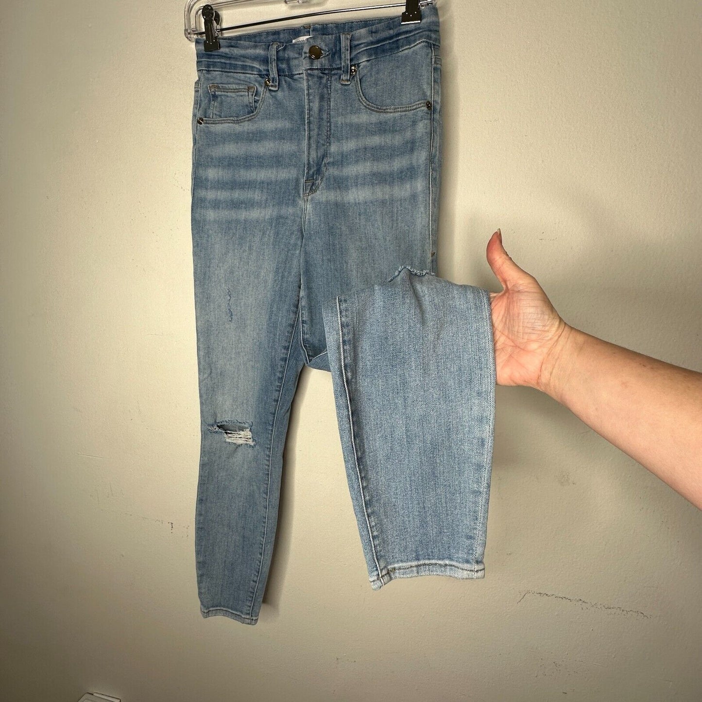Good American Light Blue Med Wash Good Waist Crop Distressed Knee Jean 6 / 28