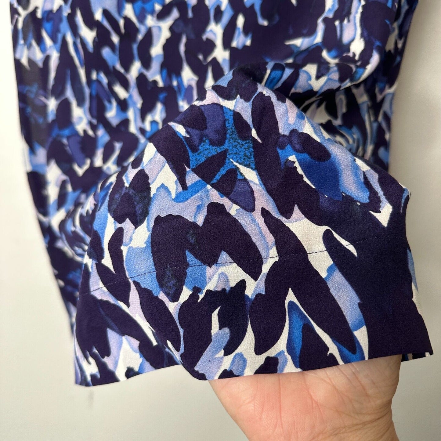 Halogen Flowy 100% Silk Blue White Abstract Sleeveless Scoop Neck Blouse Medium