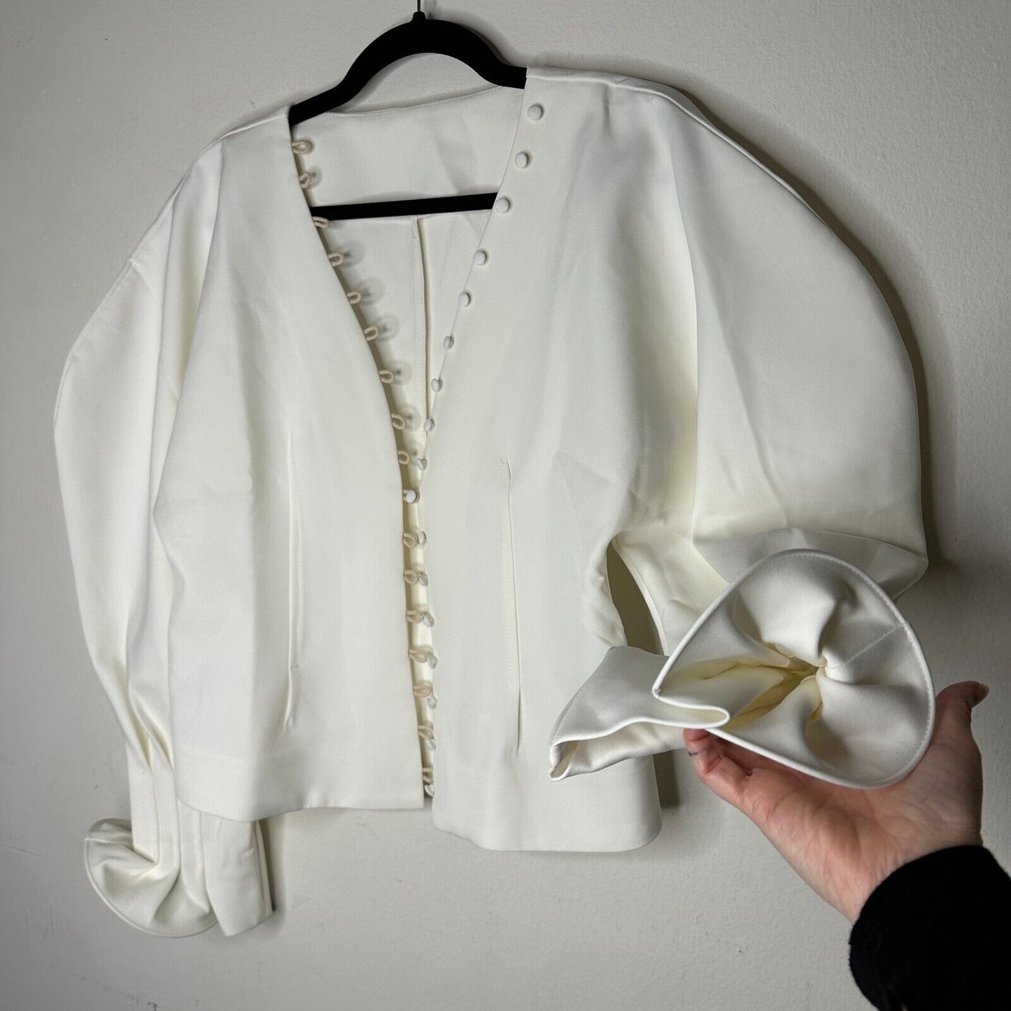 Cream V-Neck Loop & Button Front Balloon Pleated Cuff Sleeve Crop Blouse Med