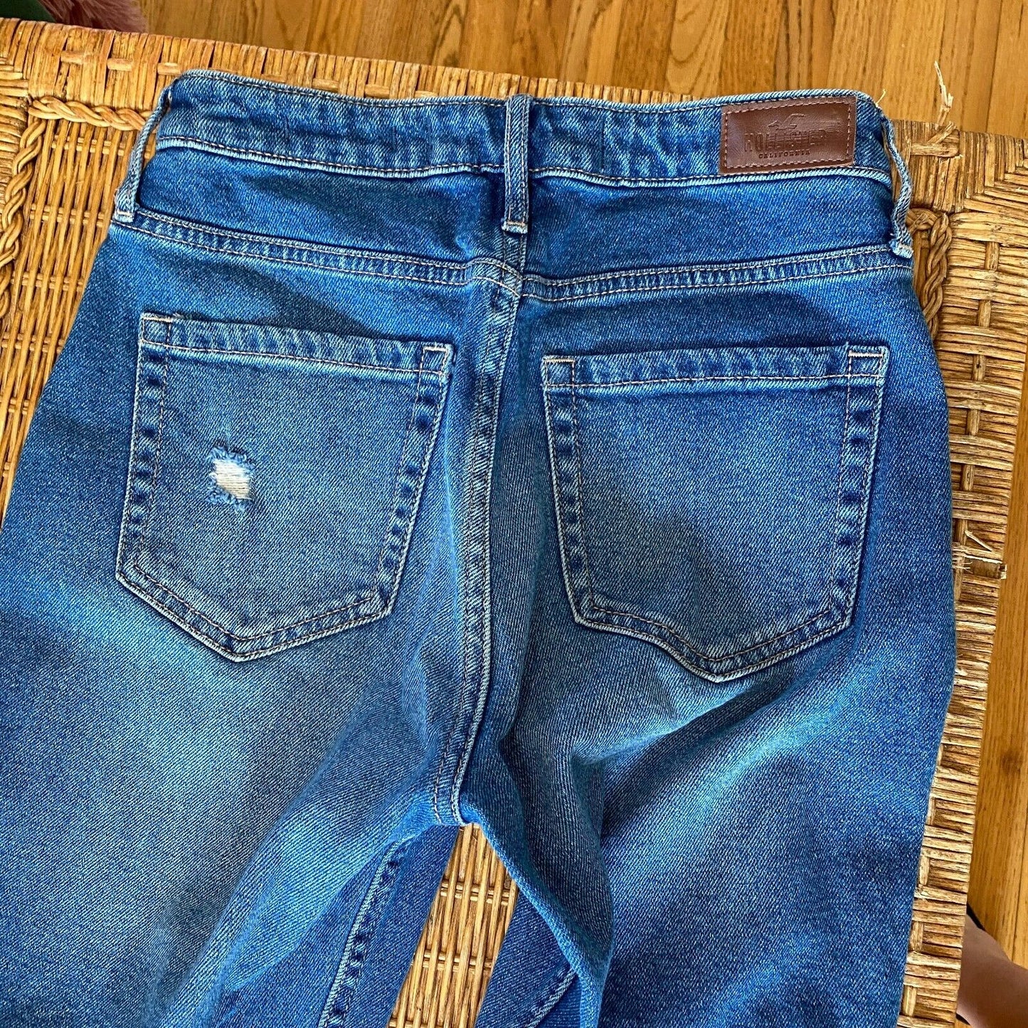 Hollister High Rise Mom Jeans Distressed Knees Frayed Hem Crop Denim Jean 26