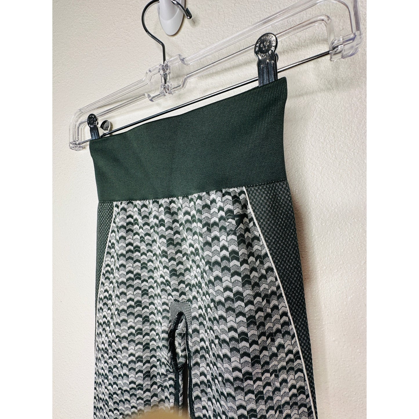 Gymshark Olive Green Booty Enhancing Leggings XS – High Waist Arrow Print