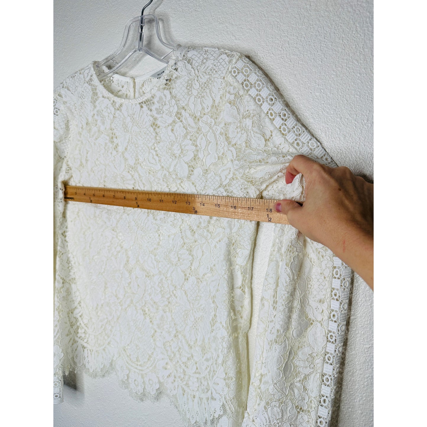 Club Monaco Ivory Floral Lace Round Neck Keyhole Back Long Sleeve Scalloped Hem Blouse XS