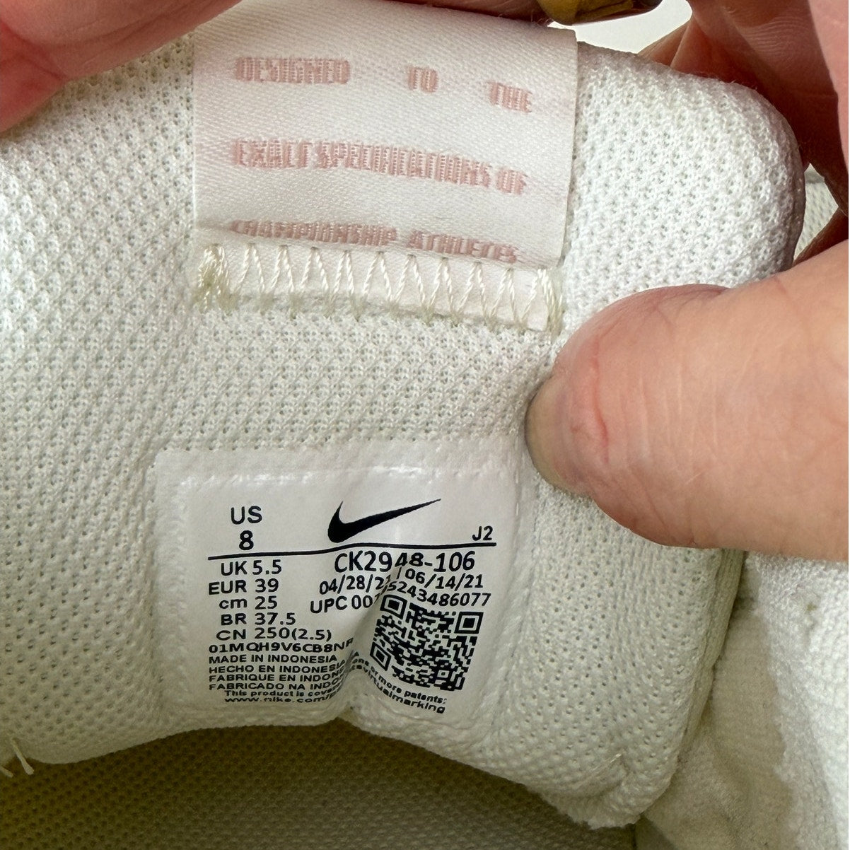 Nike Venture Runner Ivory Pink Tan Gum Sole Sneakers Women's Size 8