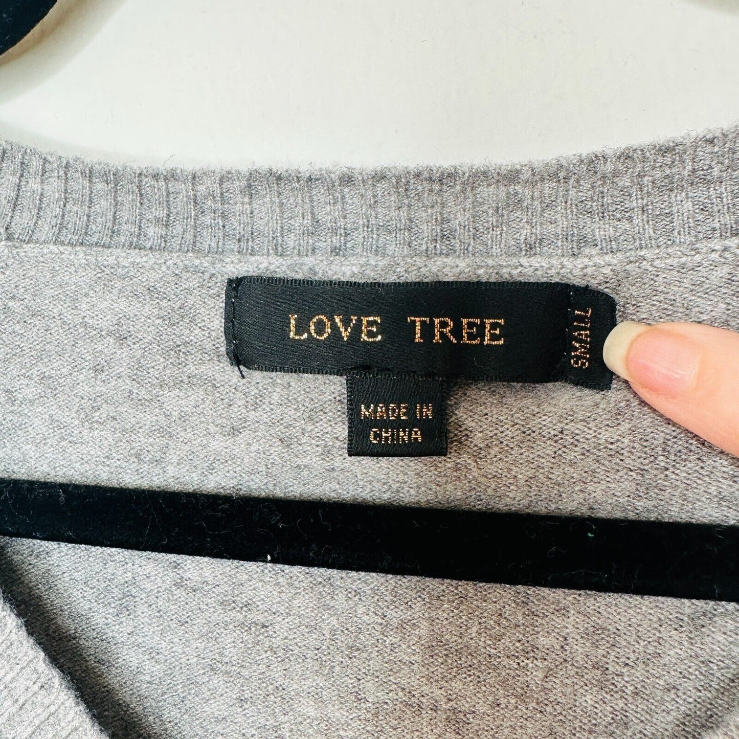 Love Tree Gray V-Neck Long Sleeve Pullover Sweater Banded Hem Thin Jumper Small