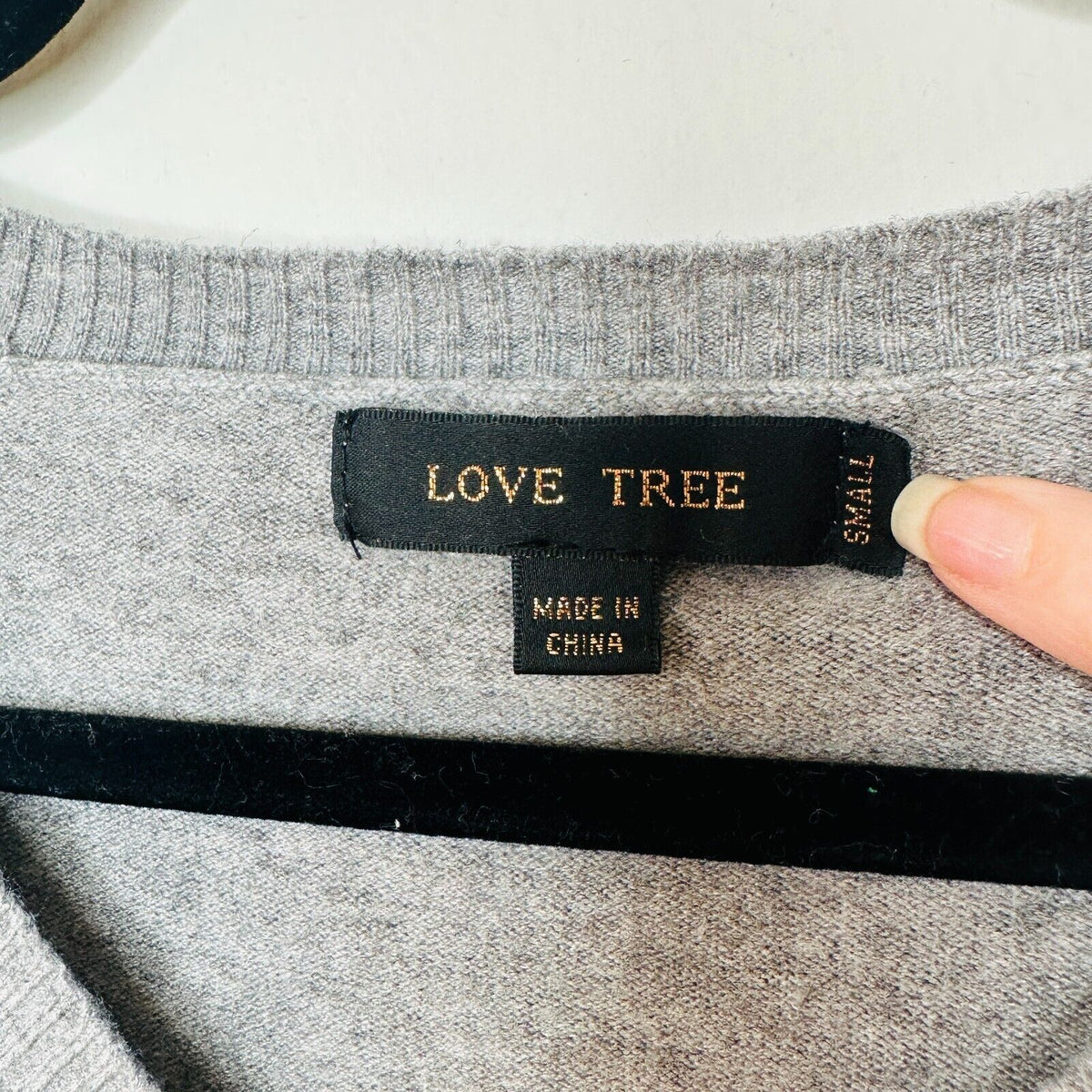 Love Tree Gray V-Neck Long Sleeve Pullover Sweater Banded Hem Thin Jumper Small