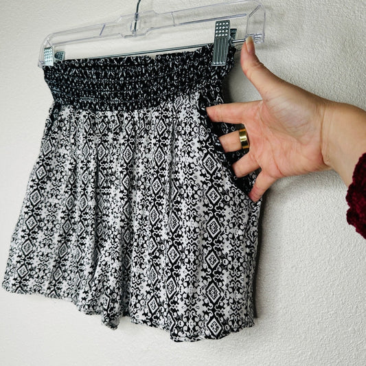 Aqua Black & White Diamond Print Elastic Waist Pocketed Short Shorts M