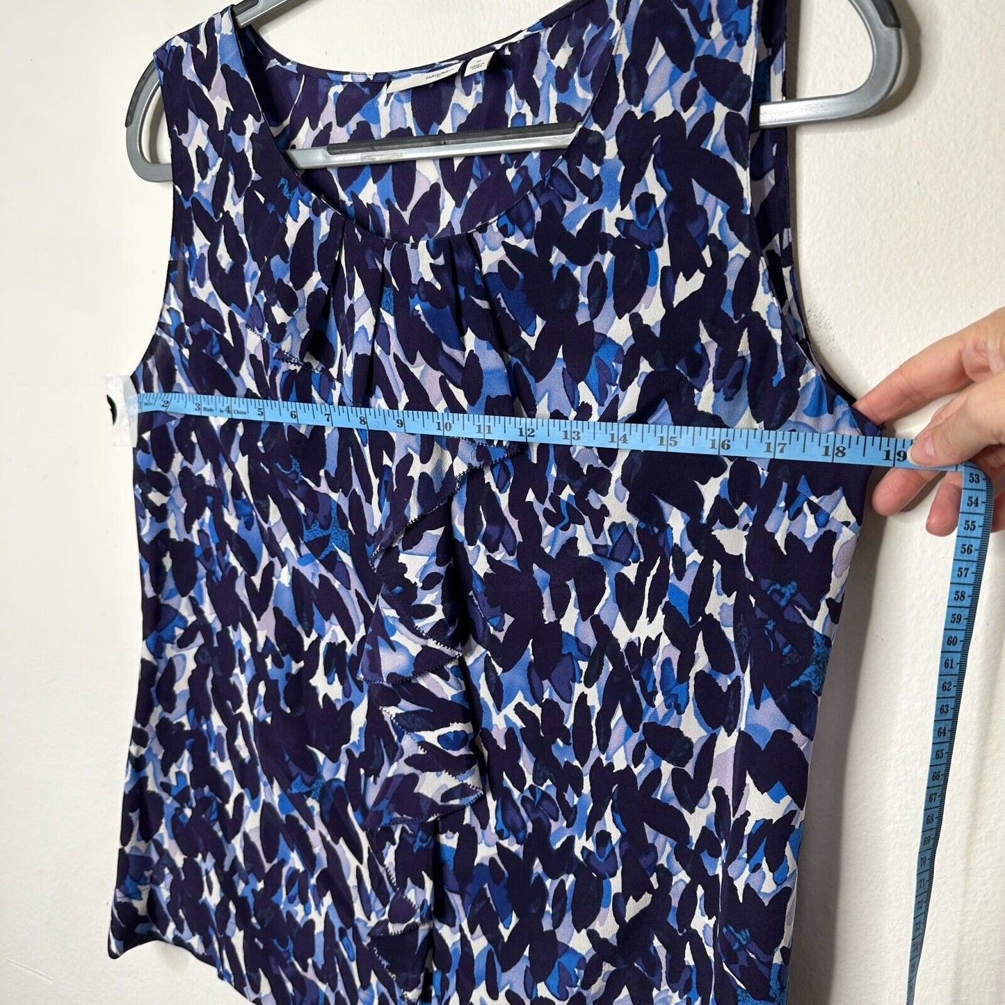 Halogen Flowy 100% Silk Blue White Abstract Sleeveless Scoop Neck Blouse Medium