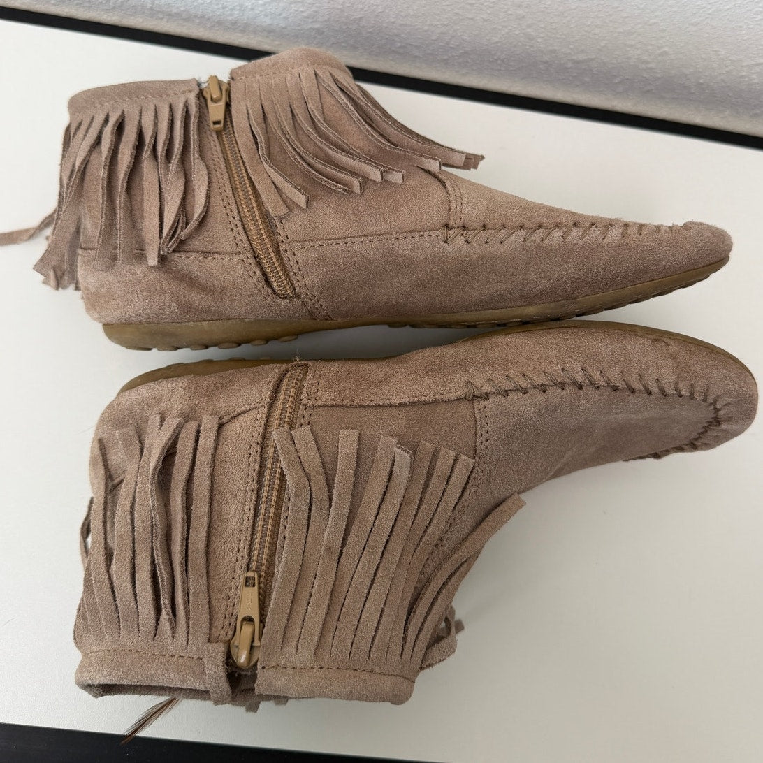 Minnetonka Taupe Suede Fringe Ankle Moccasin Boots Women's Size 8
