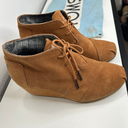 Toms Rust Brown Suede Camel Desert Pleated Toe Wedge Tie Booties 7