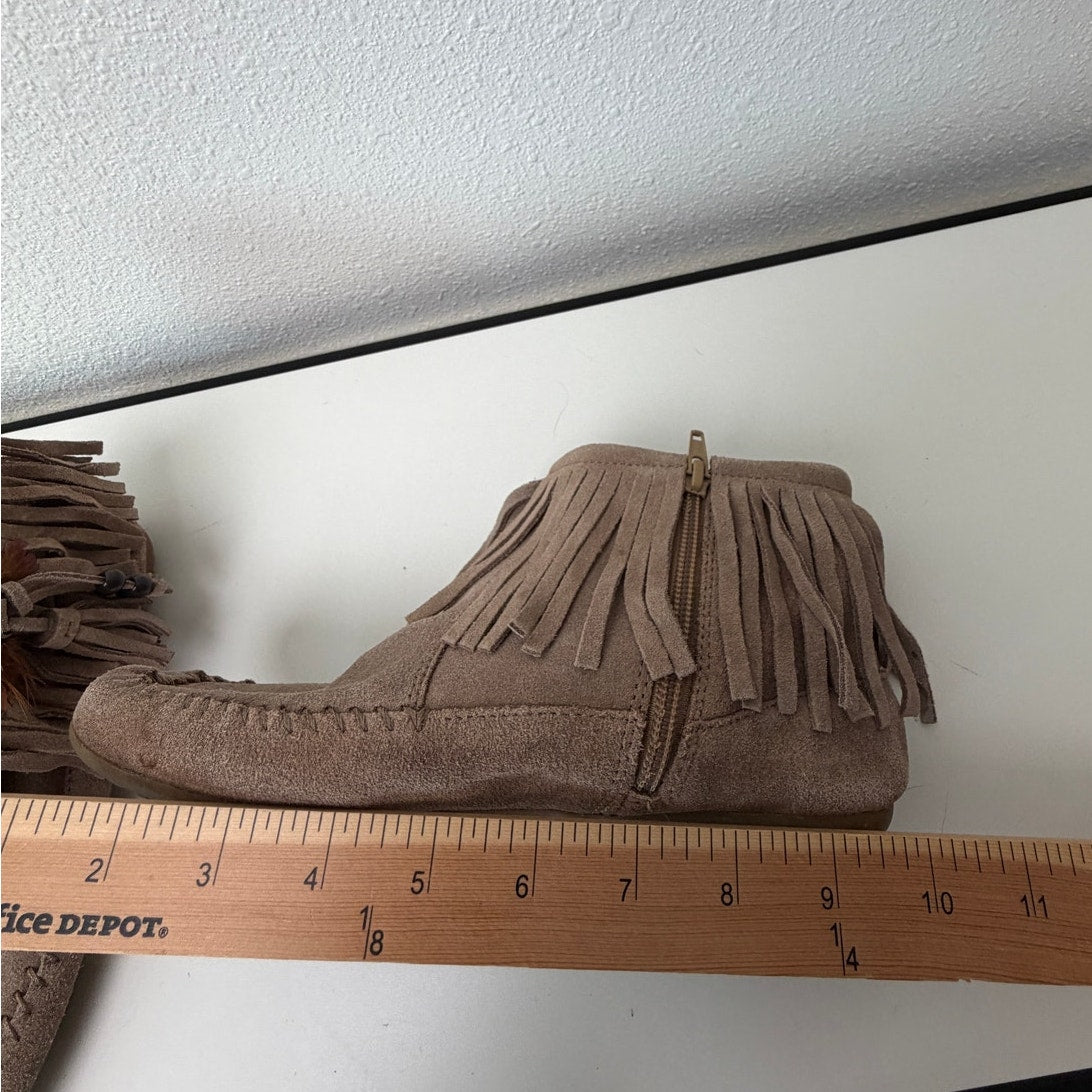Minnetonka Taupe Suede Fringe Ankle Moccasin Boots Women's Size 8