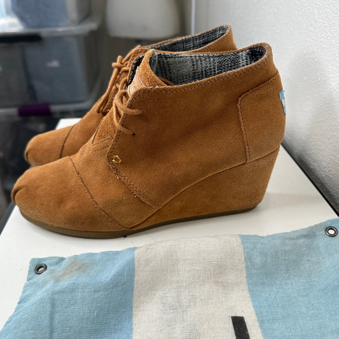 Toms Rust Brown Suede Camel Desert Pleated Toe Wedge Tie Booties 7