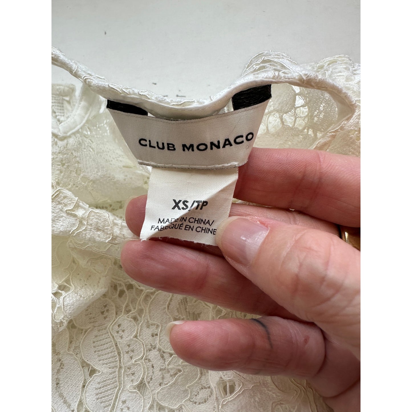 Club Monaco Ivory Floral Lace Round Neck Keyhole Back Long Sleeve Scalloped Hem Blouse XS
