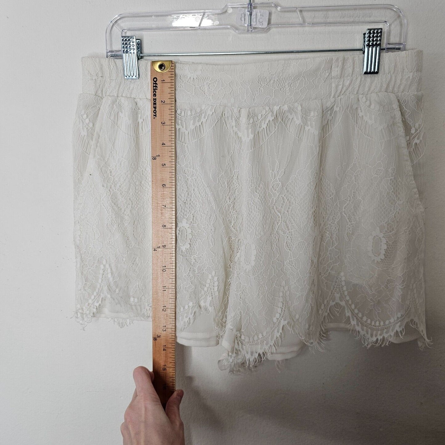 S.Y.L.K. Ivory Sheer Lace Raw Hem Elastic Waistband Lined Short Shorts L
