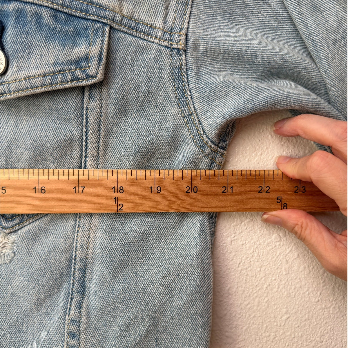 PacSun Distressed Cropped Denim Jacket Light Wash Raw Hem US M/L