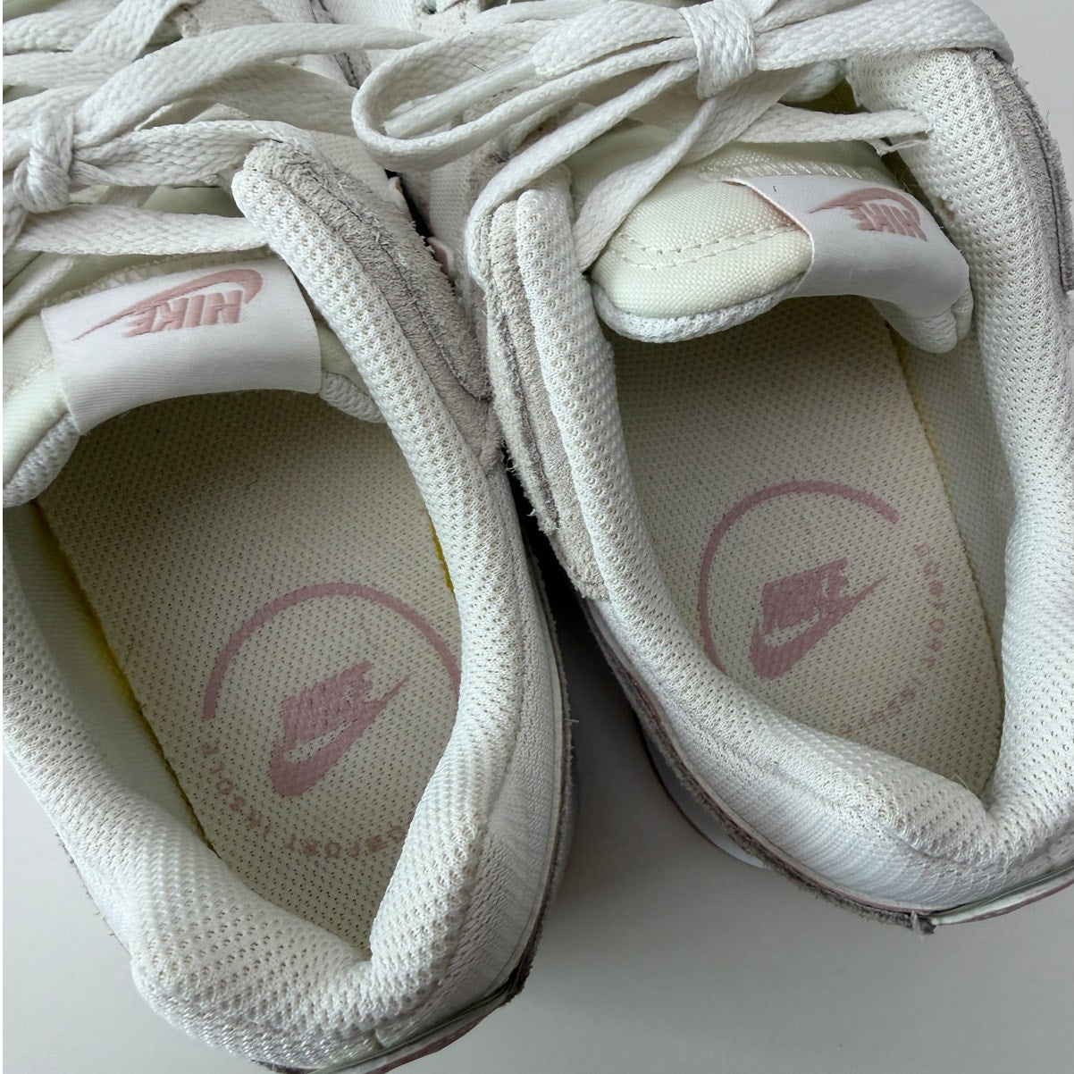 Nike Venture Runner Ivory Pink Tan Gum Sole Sneakers Women's Size 8